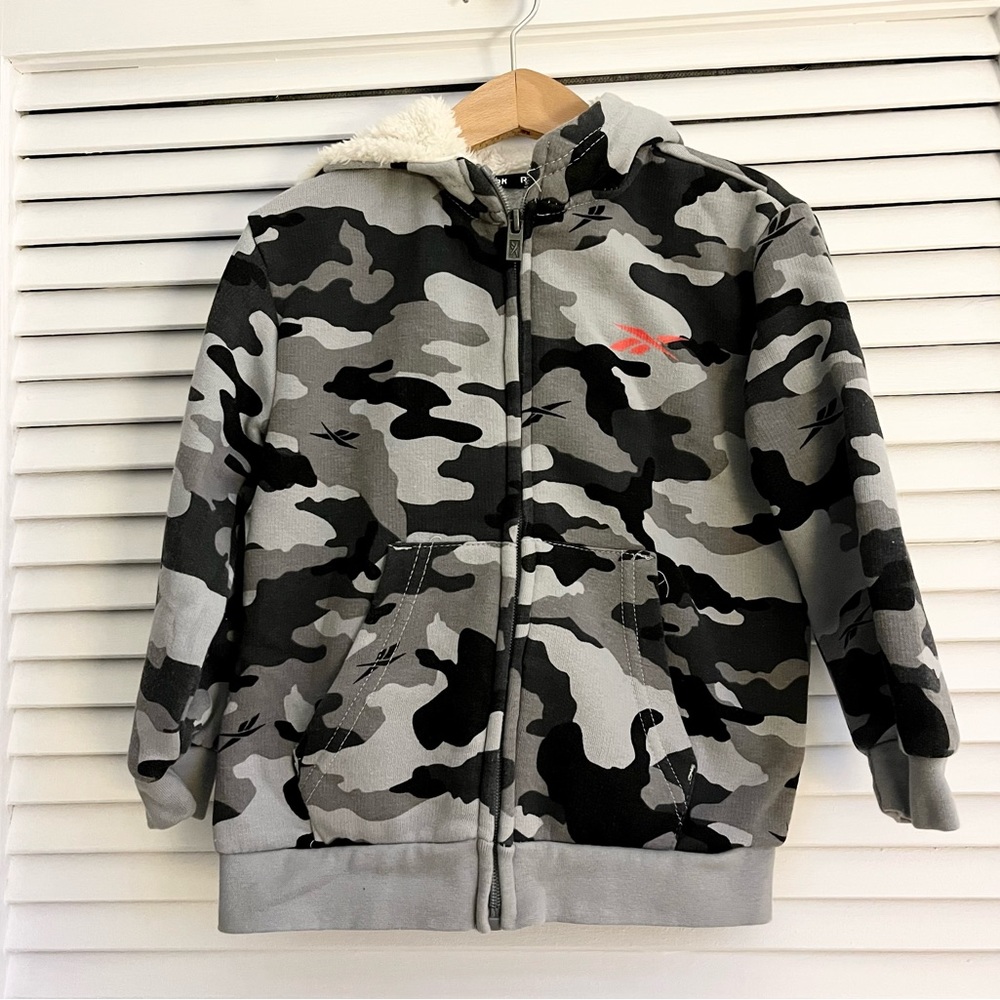 NWOT🖤Reebok Boys 4T Grey Camo Hoodie with Faux Sherpa Hood